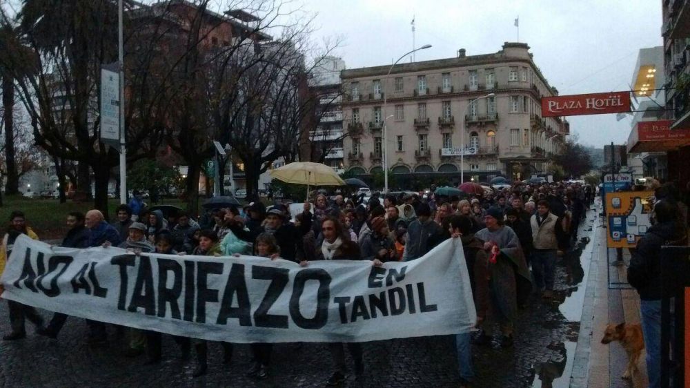 M�s de mil personas marcharon envueltas en frazadas para decir �No al tarifazo�