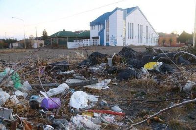El problema de arrojar residuos en predios bald�os al aire libre