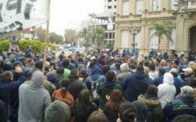 Paro de municipales en Campana por aumento salarial