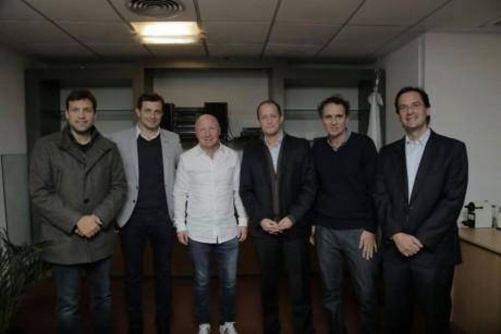 Intendentes peronistas, despu�s de reunirse con Mac Allister, a la �cabeza� de Aranguren