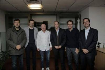 Intendentes peronistas, despu�s de reunirse con Mac Allister, a la �cabeza� de Aranguren