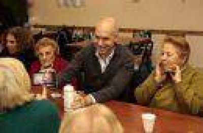 Larreta visit� a adultos mayores
