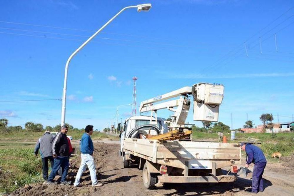 Instalan columnas de alumbrado p�blico en arterias del Circuito Cinco