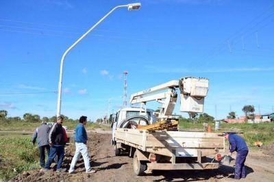 Instalan columnas de alumbrado p�blico en arterias del Circuito Cinco