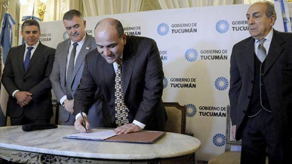 Manzur promulg� la Ley Azucarera y anticip� �mnibus gratis en la provincia durante el Congreso Eucar�stico 