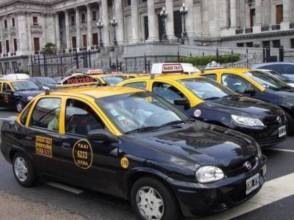 Uber: mensaje del Gobierno a favor de los taxis