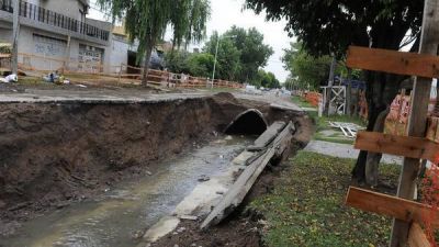  Arreglar�n una calle que se derrumb� por un arroyo subterr�neo