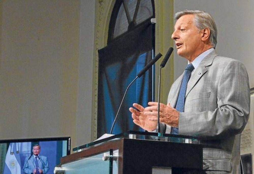 Aranguren niega su renuncia tras los l�mites en el tarifazo