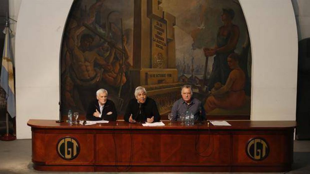 CGT negocia su futura conducci�n, pero inquieta pelea Moyano-Macri por AFA