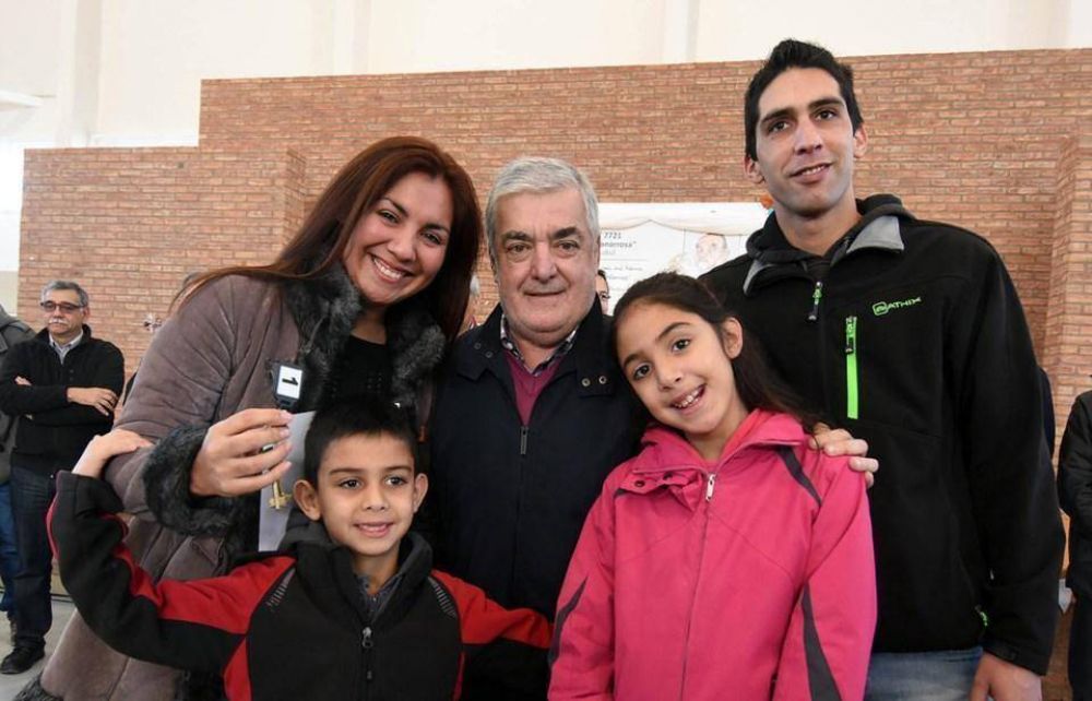Das Neves entreg� 27 viviendas en Trelew
