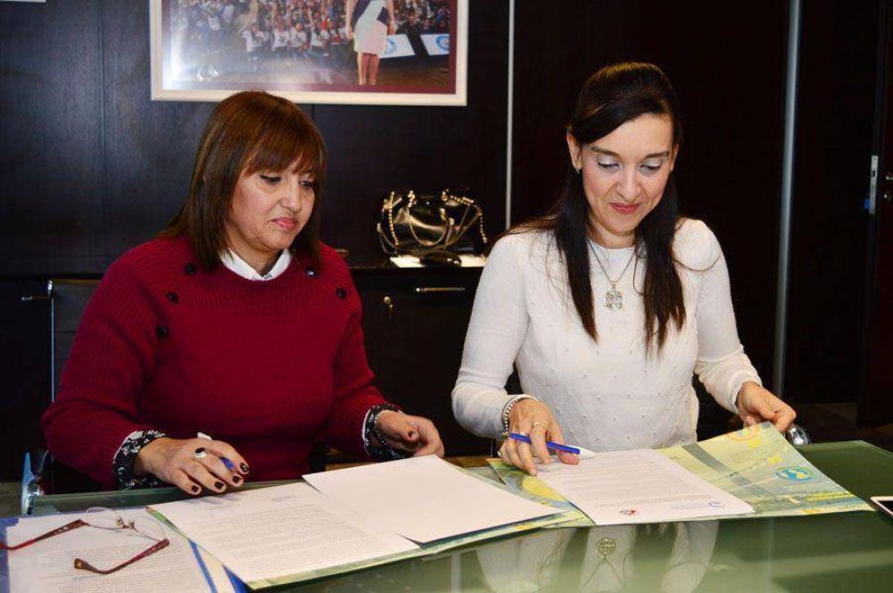 Firman convenio entre los ministerios del Agua y Medio Ambiente y de Educacin