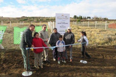 Weretilneck inaugur� obras y entreg� aportes en Dina Huapi y �irihuau