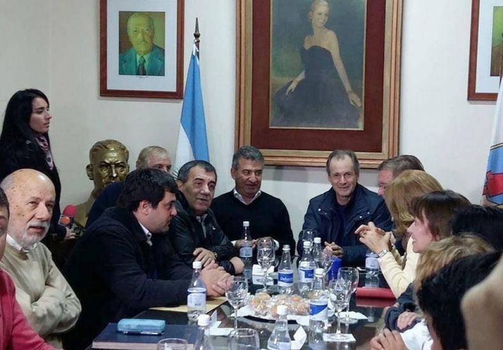 Bordet asumi� como presidente del PJ y dijo que convocar� a los que se fueron