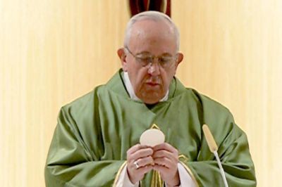 El Papa en Sta. Marta: La oraci�n ilumina la vida cristiana