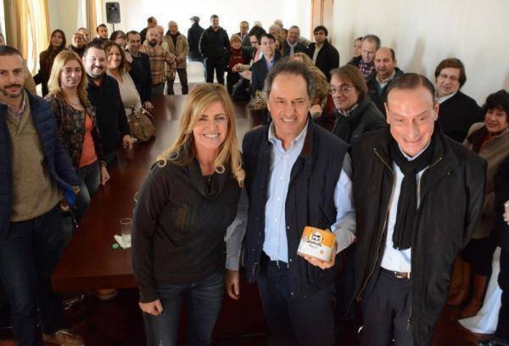Scioli se mostr� con el peronismo de Ca�uelas