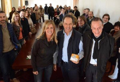 Scioli se mostr� con el peronismo de Ca�uelas