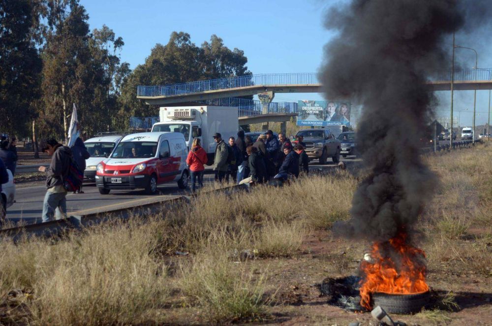 Trabajadores de Molarsa protestan sobre la ruta 7