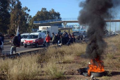 Trabajadores de Molarsa protestan sobre la ruta 7
