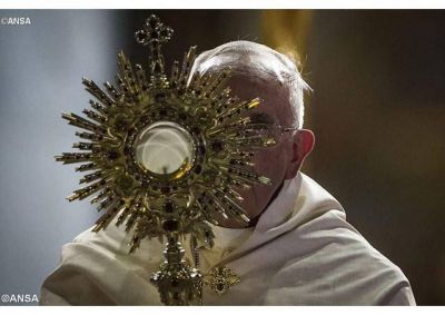 El Papa: �La Eucarist�a, es el alimento cotidiano que fortalece la Fe�