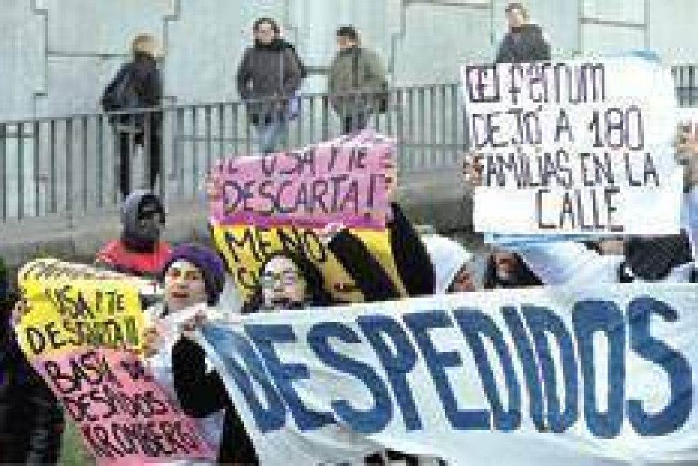 Sin ley, arrecian los despidos