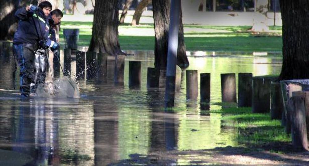 La rotura de un ca�o maestro inund� parte de Belgrano