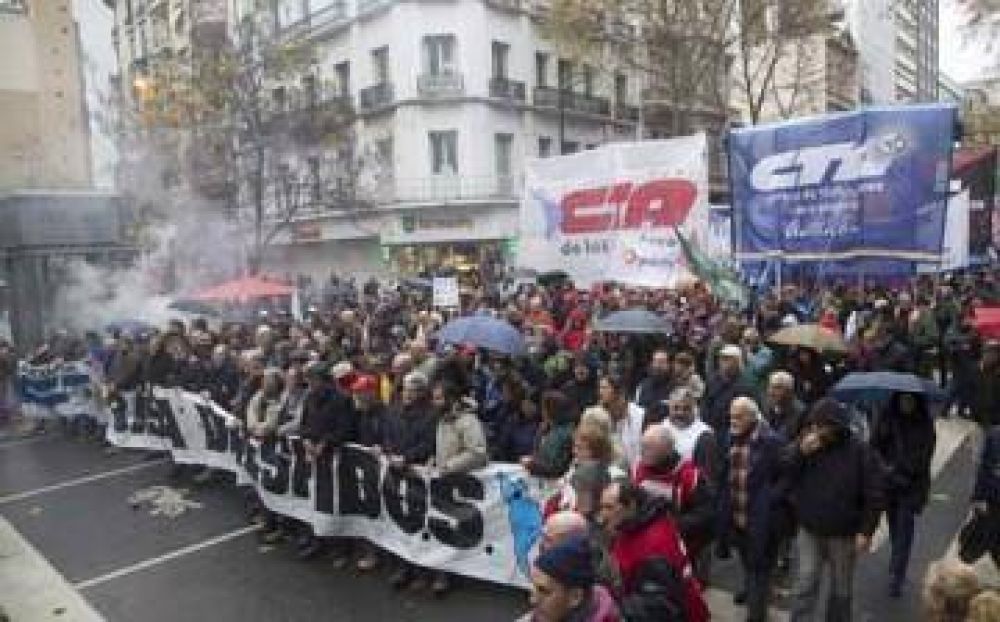 La CGT y la CTA de Lomas marcharn en repudio a las medidas econmicas de Macri
