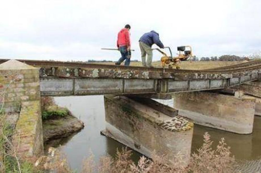 Se trabaja en el puente del kil�metro 184 del Ferrocarril Sarmiento en el distrito de Alberti