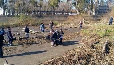 En una hora, alumnos recolectaron 250 kilos de residuos en una playa