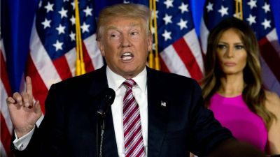 Donald Trump apunt� contra Hillary Clinton y prometi� que revelara datos de su rival el lunes
