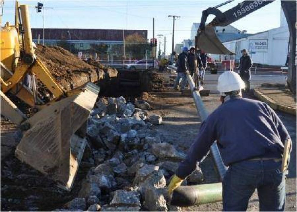 Comenz� el tendido del ducto que aliviar� la red cloacal