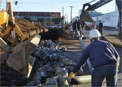 Comenz� el tendido del ducto que aliviar� la red cloacal