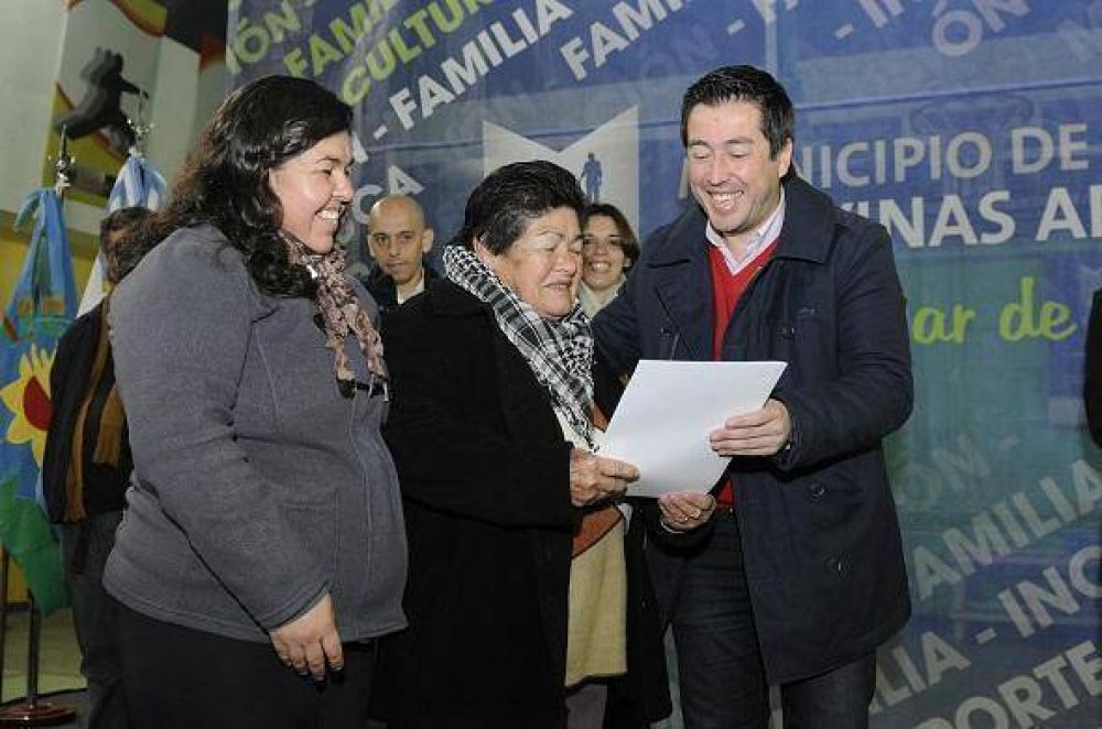 Nardini entreg� 518 escrituras a familias de Malvinas Argentinas