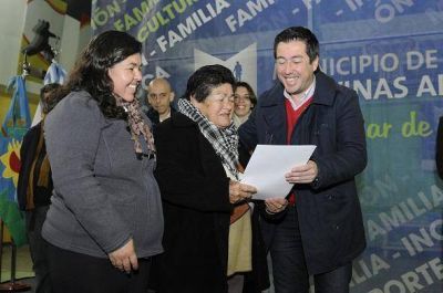 Nardini entreg� 518 escrituras a familias de Malvinas Argentinas