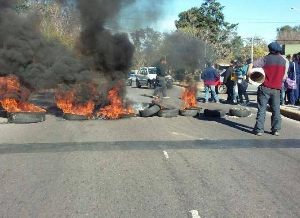 Vecinos de un asentamiento reclamaron por el servicio el�ctrico