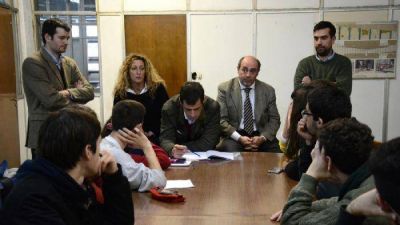 De Vicente a estudiantes: �Tenemos el compromiso de ayudarlos�