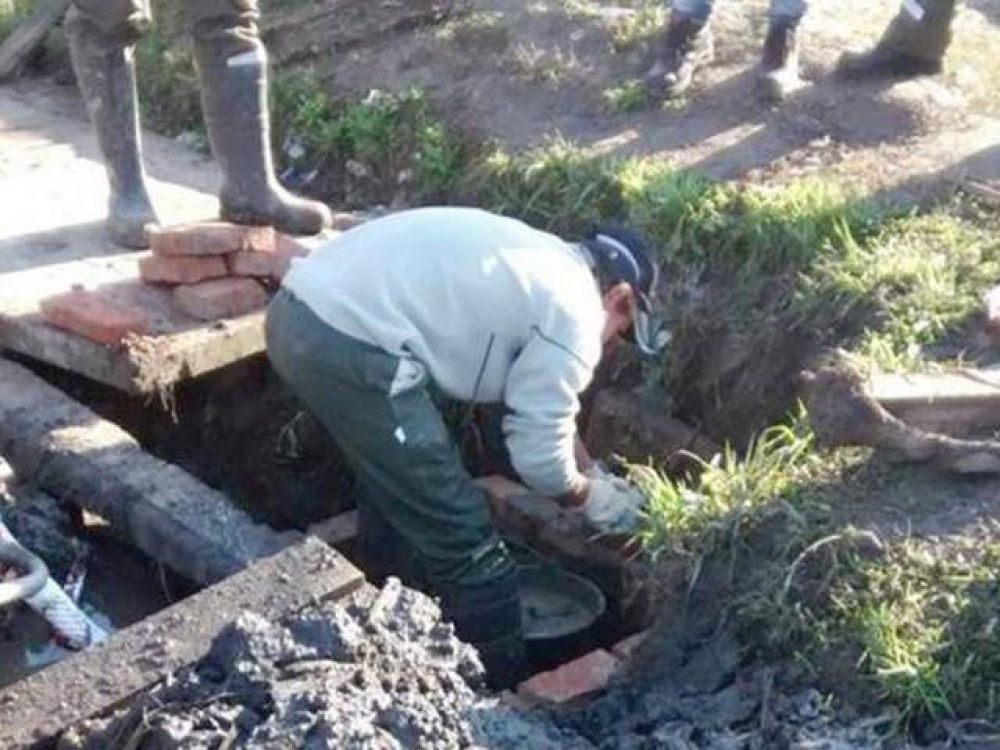 Reparan sumideros en la ribera local