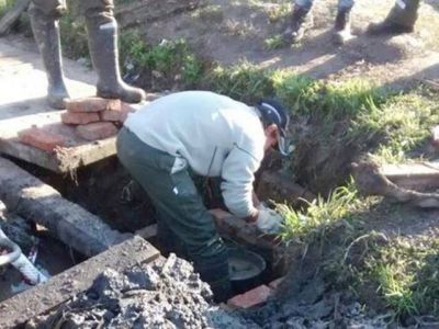 Reparan sumideros en la ribera local