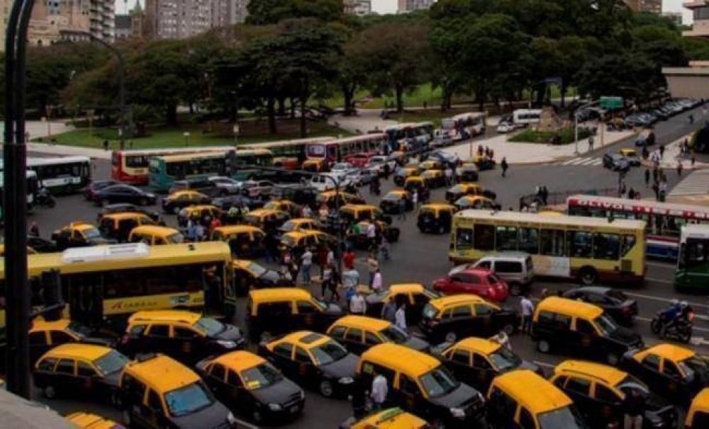 Desde las 10, los taxistas se movilizan contra Uber