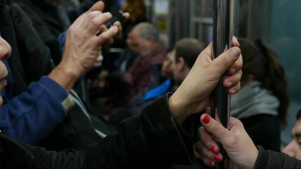 Por los acosos, proponen coches de subte s�lo para mujeres y crece el debate