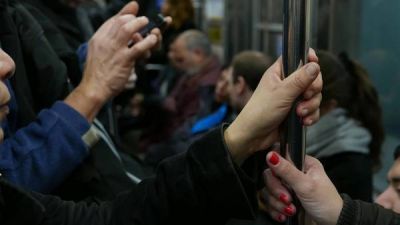 Por los acosos, proponen coches de subte s�lo para mujeres y crece el debate