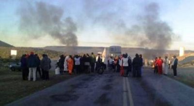 Caleta Olivia: docentes en Caleta cortaron el acceso sur de Ruta 3