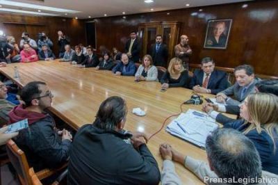 Anuncian nueva l�nea crediticia para taxistas
