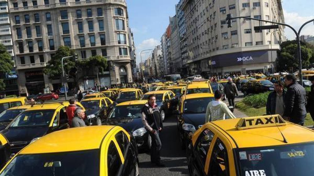 Caos por una enorme protesta con miles de taxis en la 9 de Julio