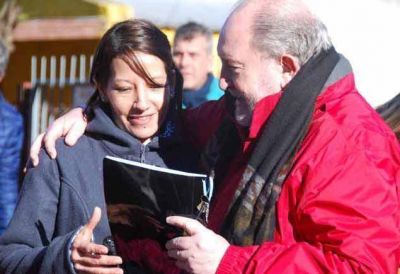 El gobernador Verna encabez� inauguraciones en Agustoni