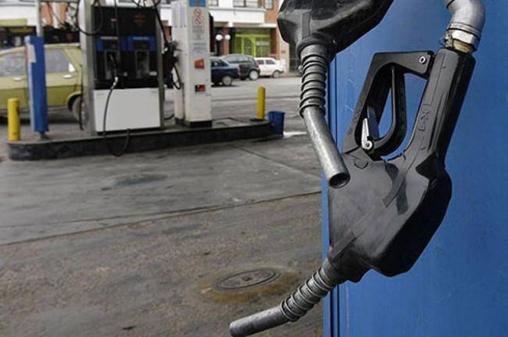 Camioneros entrerrianos se concentran en Concepci�n del Uruguay para apoyar el paro del transporte de combustible 