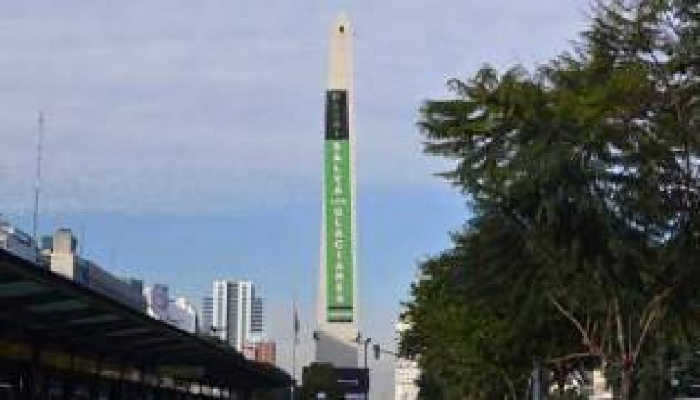 Greenpeace escaló el obelisco para pedir el cierre de la mina Veladero