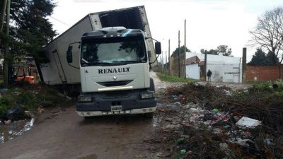 Casi vuelca un cami�n por querer esquivar un microbasural