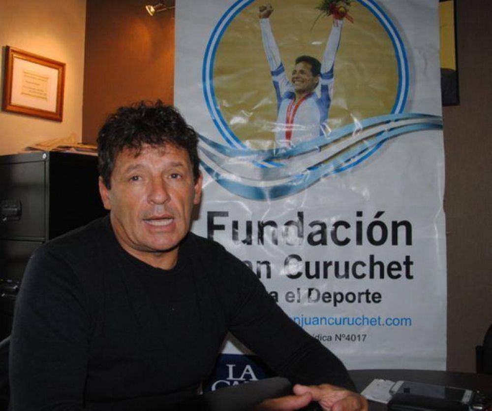 Juan Curuchet realiza una nueva entrega de subsidios y elementos deportivos