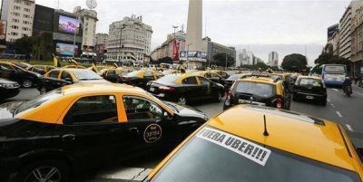 La mayor protesta de taxistas contra Uber se apoder� de la 9 de Julio