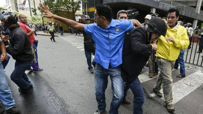 Venezuela: salvaje agresi�n de colectivos chavistas a 10 diputados opositores
